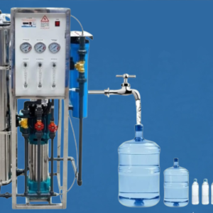 محطة تحلية حديثة للمياه المعدنية مع حنفيات وزجاجات بأحجام مختلفة