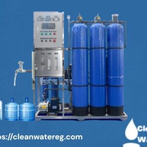 محطة تحلية حديثة للمياه المعدنية مع حنفيات وزجاجات بأحجام مختلفة